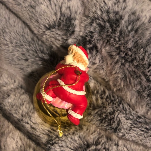 Set of 2 Christmas Ornaments Sleeping Babies Red Green Outfits Resin Gold Orbs - Picture 2 of 11